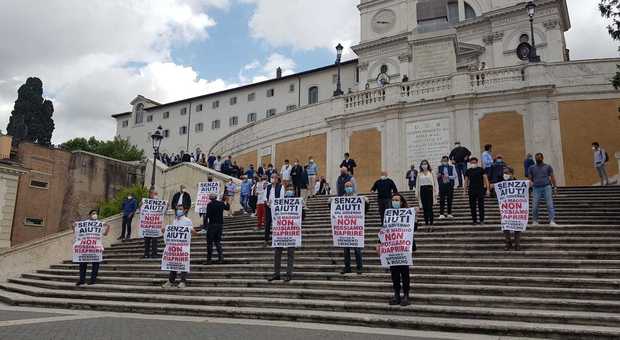 Roma, negozianti del centro protestano a piazza di Spagna: «Siamo dissanguati». L'Harry's bar: così non riapriamo