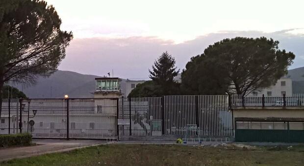 Morto uno dei 17 agenti penitenziari colpito da covid al carcere di Carinola