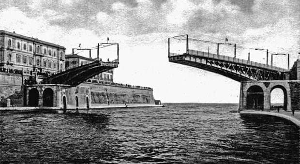 Una immagine storica del ponte girevole di Taranto