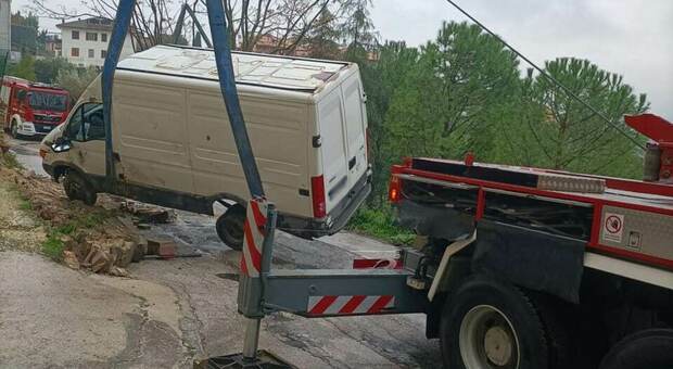 Ancona, un furgone si ribalta e finisce fuori strada: intervengono i pompieri. Paura per il conducente