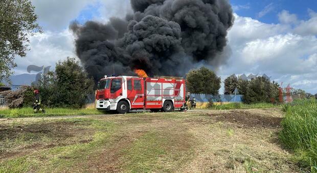 Incendio a strada della Striscia, brucia materiale plastico: nube nera a Latina