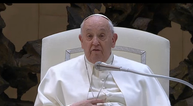 Papa Francesco all'udienza fatica a leggere: «Scusate, sono un po' raffreddato». Al suo posto lo fa un monsignore