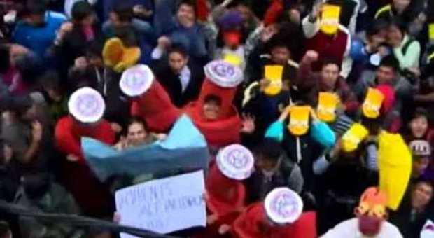 Bolivia, 'I Simpson' cambiano d'orario: proteste nelle principali città del paese