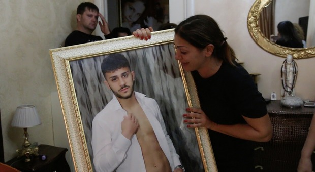 21enne ucciso con una coltellata a Napoli, il dolore della mamma di Lello: «Voglio giustizia per mio figlio»