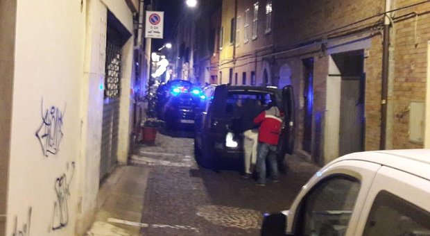 Agguato a Pesaro, ucciso con venti colpi di pistola mentre parcheggia l'auto: ricercati due killer