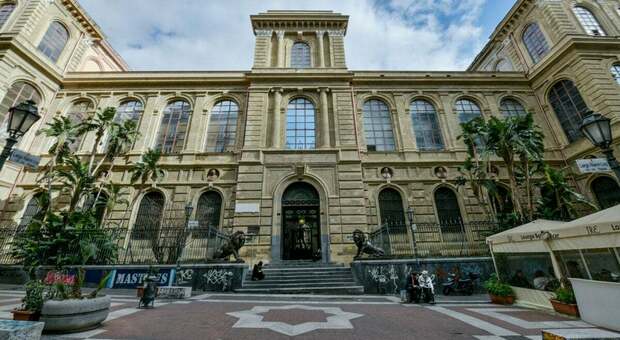 Napoli, gli studenti occupano l’Accademia di Belle Arti: «Vogliamo restituirla alla città»