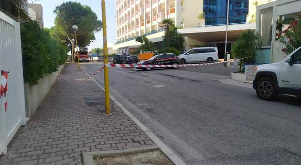 Turista precipita dal quinto piano dell'hotel Bibione Palace: morto sul colpo, aveva 44 anni