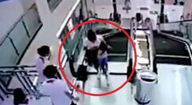 Dramma al centro commerciale, la scala mobile si rompe e uccide una donna VIDEO CHOC
