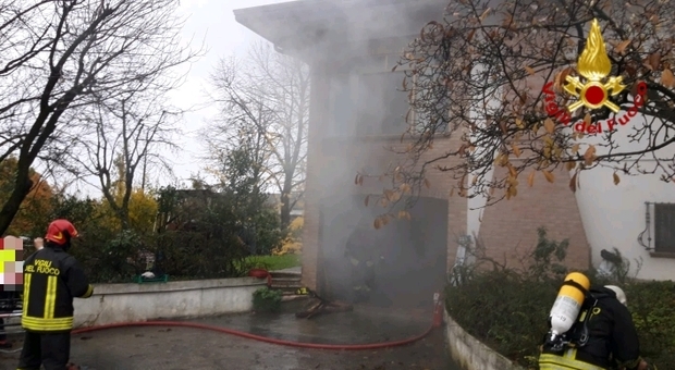 Scoppia l'incendio nel garage, lui si ustiona: i pompieri salvano la villa