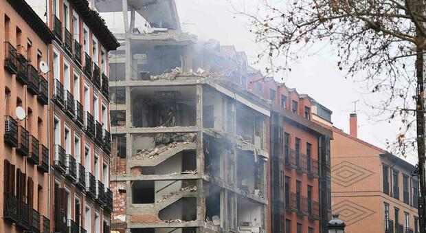 Esplosione in centro a Madrid: palazzo distrutto, almeno due morti Video