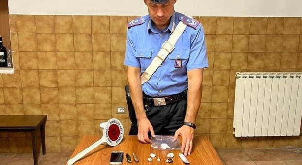 In tasca la droga da spacciare e due coltelli: giovane arrestato dai carabinieri