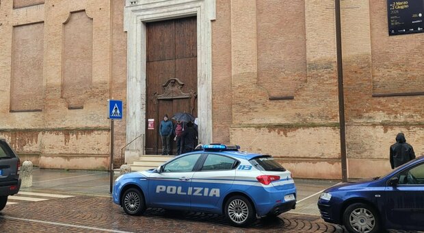 Carpi, artista accusato di blasfemia accoltellato al collo in chiesa. L'aggressore in fuga