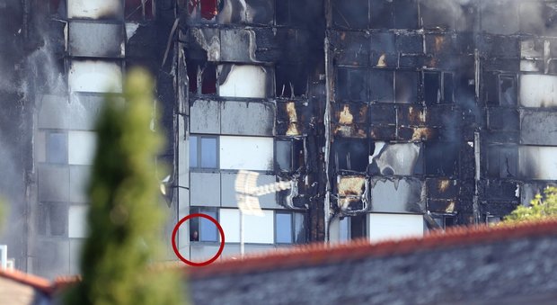 Londra, grattacielo a fuoco, un testimone: "Lanciavano i bambini dalle finestre per salvarli dalle fiamme"