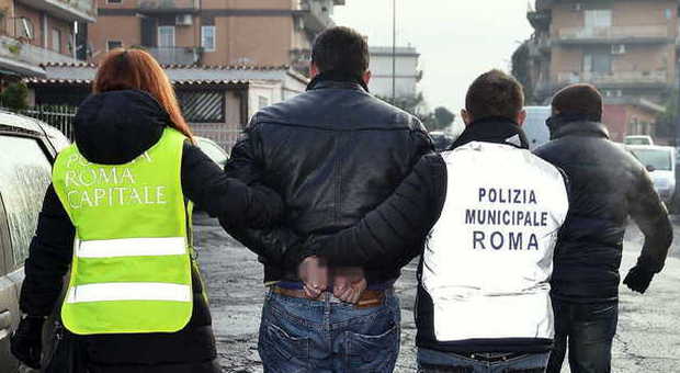 Promettevano un lavoro in Italia e poi le facevano prostituire in manette una banda