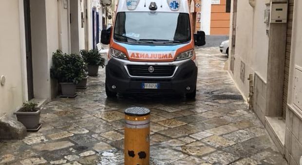 Ambulanza bloccata dai dissuasori: il paziente cercato a piedi con Google maps
