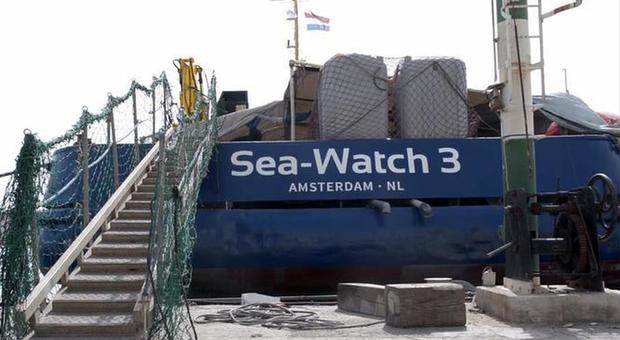 La Sea Watch con 30 migranti a bordo lancia l'appello: «Abbiamo bisogno di un porto». Salvini: «Adesso tocca agli altri»