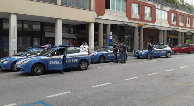 Polizia in piazza Risorgimento a Pordenone