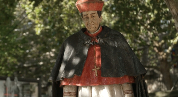 Germania, abbattuta la statua di un cardinale accusato di abusi sessuali: la cancel cultur avanza (e ora investe la Chiesa)