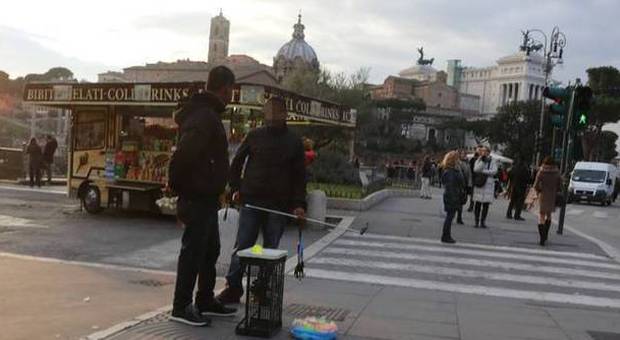 Roma, ambulante accoltellato ai Fori imperiali: arrestato straniero