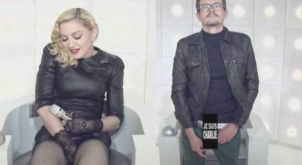 Madonna si tocca e il disegnatore di Charlie ​è nudo: la provocazione hot in tv