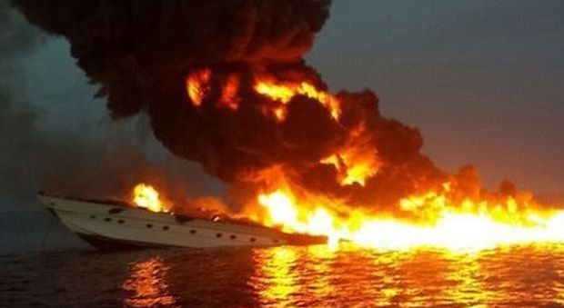 Attimi di terrore nel porto di Castellammare: in fiamme yacht con a bordo cinque persone