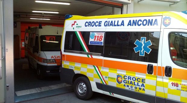 Ancona, marciapiedi trappola: anziano cade per una buca e si rompe il naso