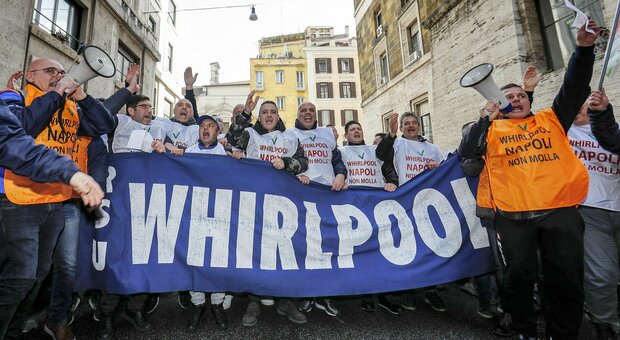 Una recente manifestazione dei lavoratori Whirlpool di Napoli contro la chiusura dello stabilimento