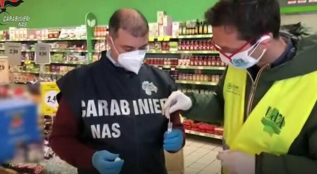 Covid nei supermercati, blitz dei Nas anche a Napoli: «Ma nessuna traccia del virus»