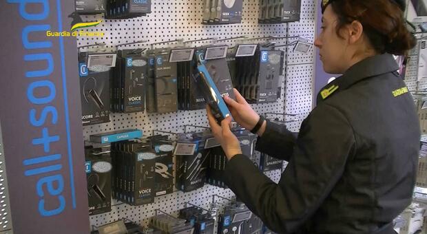 Cuffie e auricolari wireless, bluetooth: la Finanza sequestra in un negozio 672 prodotti elettronici non sicuri
