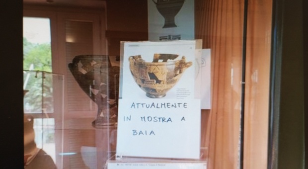 il cartello che annuncia che la Coppa di Nestore non è più in esposizione a Lacco Ameno