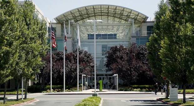 Apple, il sindaco di Cupertino contro la Mela: «Paghi più tasse»