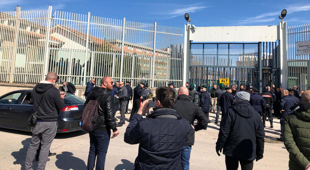 Il carcere a ferro e fuoco: si costituiscono tre dei detenuti evasi da Foggia