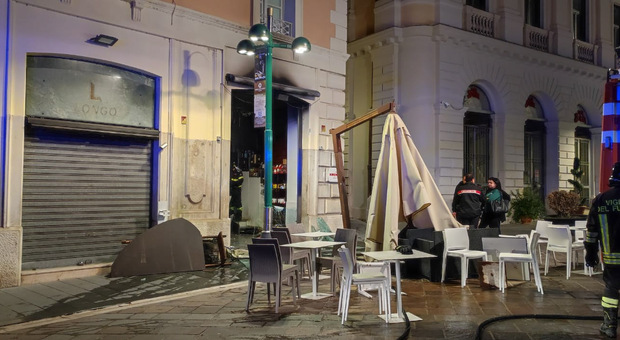 Benevento, la camorra alza il tiro: in fiamme un bar del Corso