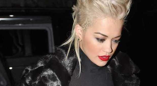 Rita Ora, nude look al concerto: pantaloni di pelle e maglia trasparente