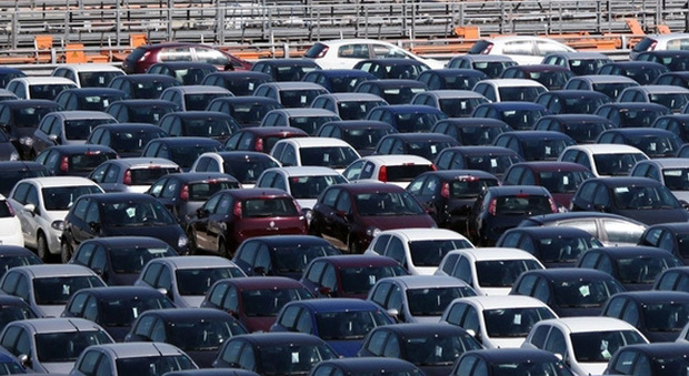 Un piazzale pieno di auto in attesa di essere distribuite ai concessionari