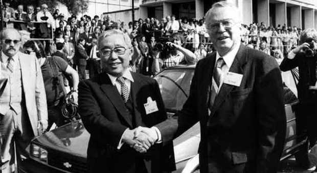 Eiji Toyota con il presidente della GM Smith all'inaugurazione della fabbrica in Usa