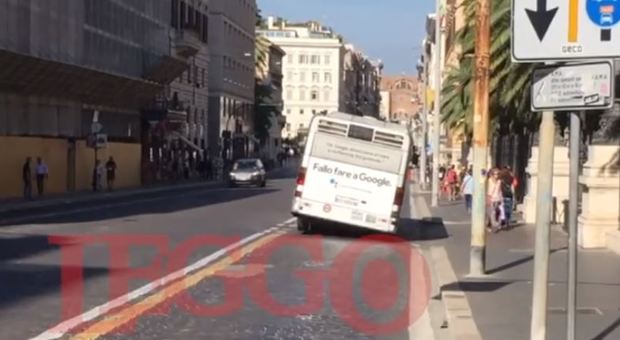 Roma al Capolinea, ennesimo bus guasto si "accascia" su Via Nazionale GUARDA IL VIDEO