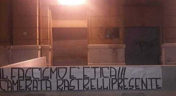 «Il fascismo è etica!!! Camerata Rastrelli presente», striscioni davanti alla Regione Campania