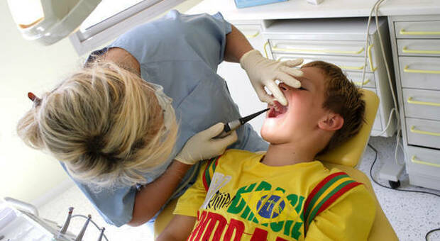 Medico estrae un dente incastrato nel timpano di un bambino di 3 anni