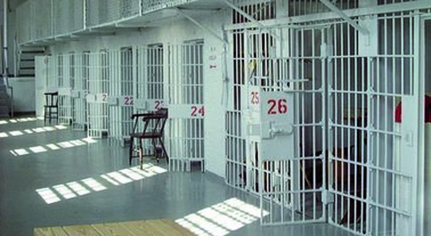 Matera, cellulari e sim introdotti in carcere: 29 indagati