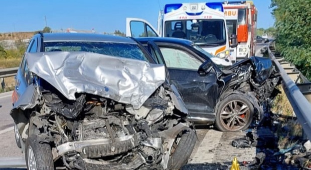 Incidente tra due auto a San Salvo (Chieti): morti papà e figlia neonata, ferite mamma e una bambina