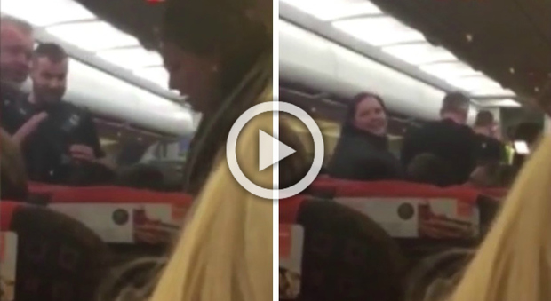 Le due ragazze allontanate tra gli applausi dei passeggeri