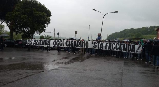 Roma, contestazione a Trigoria per l'addio di De Rossi. Il giocatore, Massara e Ranieri a confronto con i tifosi