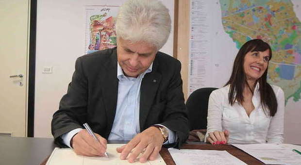 PORDENONE - Il sindaco Claudio Pedrotti firma l'atto (Pressphoto)