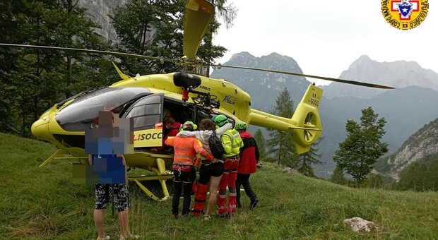 Escursionista cade con la bici elettrica nella discesa di Casera Mela: soccorso con l'elicottero