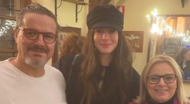 Anne Hathaway a Roma, cena di pesce al centro: la prima sera nella Capitale passata da Teo a Trastevere