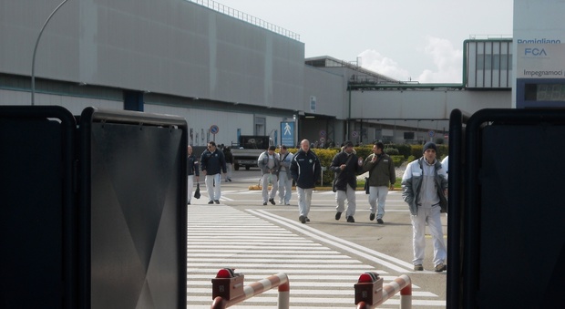 Fiamme alla Fca di Pomigliano: operai evacuati per un'ora, poi il rientro