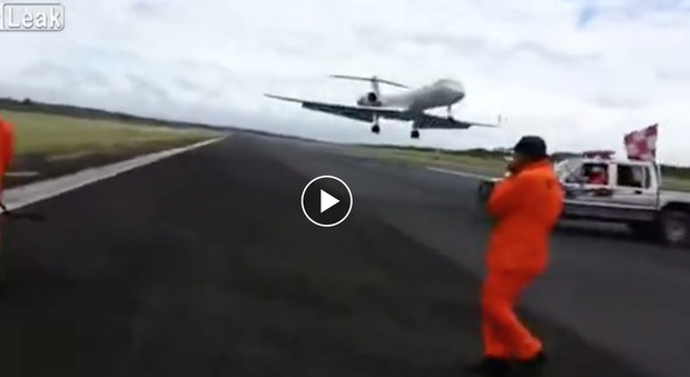 L'aereo atterra mentre gli operai lavorano sulla pista: il video choc