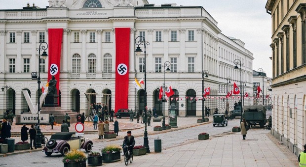 Bandiere naziste per le strade di Varsavia, cittadini inorriditi sui social