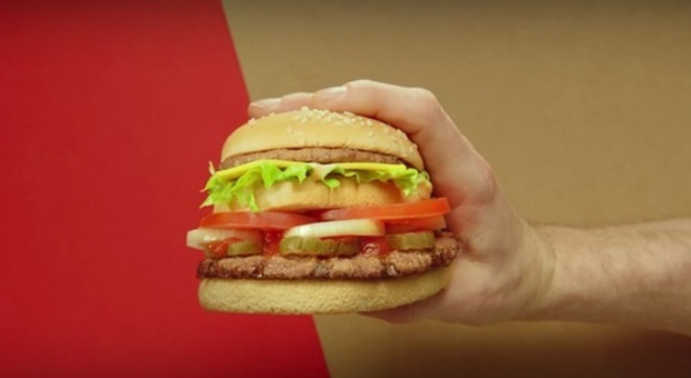Burger King, tregua con McDonald's: "Un panino insieme per la pace" -Guarda